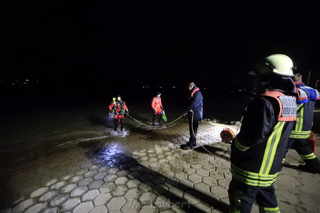 PKW im Rhein Koeln Merkenich neben dem Hitdofer Faehranleger P15.jpg